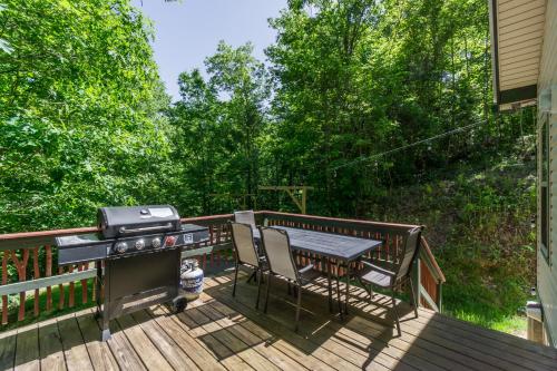 New Listing! Bavarian Cabin - 2 Bedrooms, 8 Minutes to Dahlonega, Hot Tub, Game Room