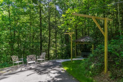 New Listing! Bavarian Cabin - 2 Bedrooms, 8 Minutes to Dahlonega, Hot Tub, Game Room