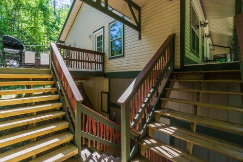 New Listing! Bavarian Cabin - 2 Bedrooms, 8 Minutes to Dahlonega, Hot Tub, Game Room