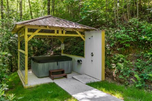 New Listing! Bavarian Cabin - 2 Bedrooms, 8 Minutes to Dahlonega, Hot Tub, Game Room