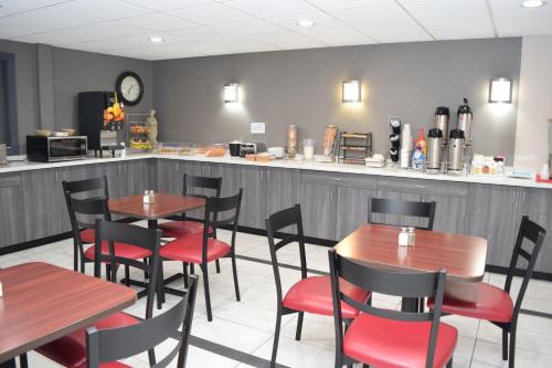 餐飲選擇, 巴達維亞紅屋頂酒店 (Red Roof Inn Batavia) in 巴達維亞(NY)