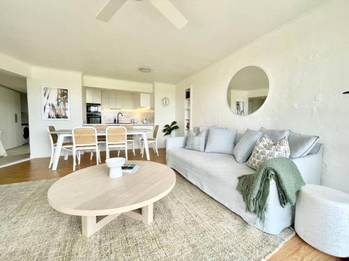 Surfrider - Beach front apartment with pool