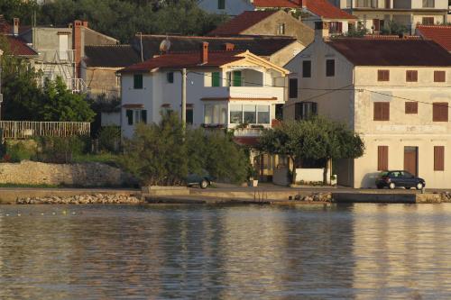 Apartments by the sea Preko Ugljan - 8515 