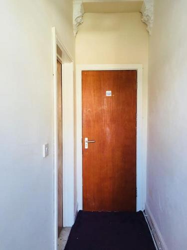 Hillcrest Cottage, comfy flat, trendy Uplands area - Tap to explore photos