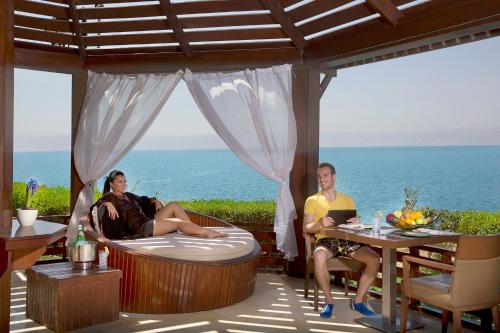 شاطئ, منتجع وسبا كراون بلازا الأردن البحر الميت (Crowne Plaza Jordan Dead Sea Resort & Spa) in البحر الميت