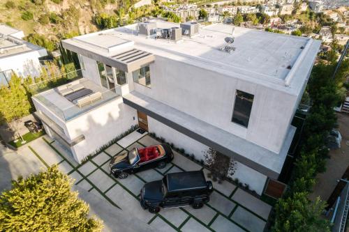 Hollywood Hills Modern Villa With Explosive Views
