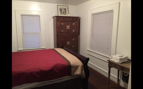 Country House on 1 Acre 4 Beds Great for Events or a quiet weekend! in Independence, USA