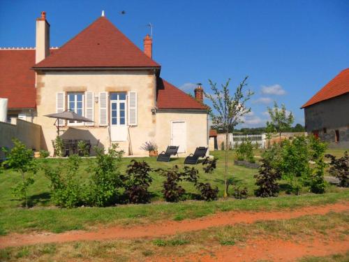 Gîte Châtel-de-Neuvre, 4 pièces, 6 personnes - FR-1-489-92