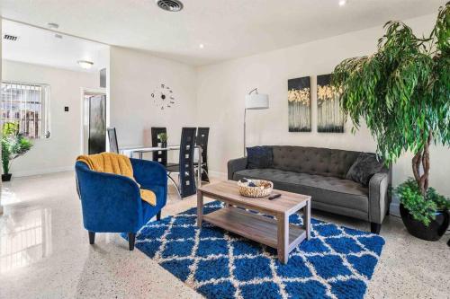 King Bed Home.Mins to Beach.Ideal for Long Stays