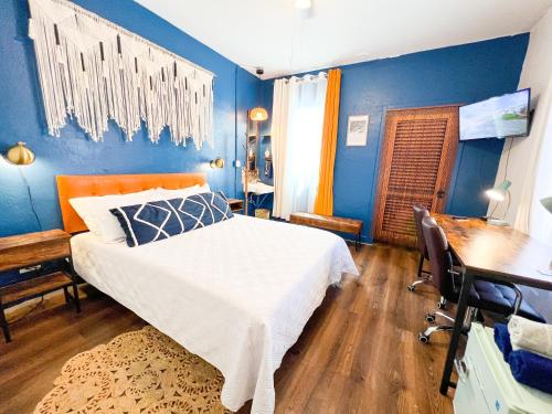 ITH Mission Beach Backpacker Hostel Room Type - Queen Room with Shared Bathroom