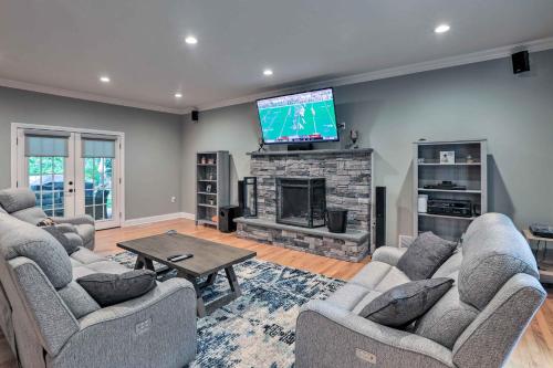 Bernardsville Abode with Private Pool and Patio! in Bernardsville, USA