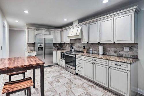 Bernardsville Abode with Private Pool and Patio! in Bernardsville, USA