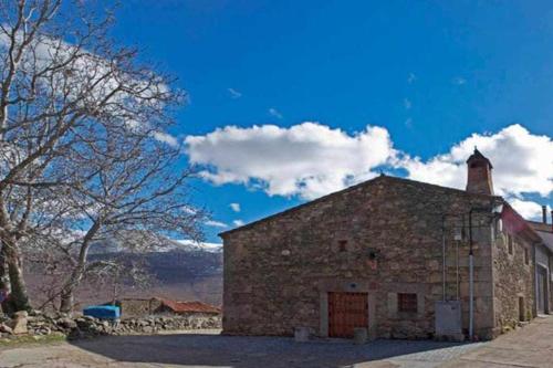  Casa El Nogal es ideal para familias y grupos de amigos in Navalguijo