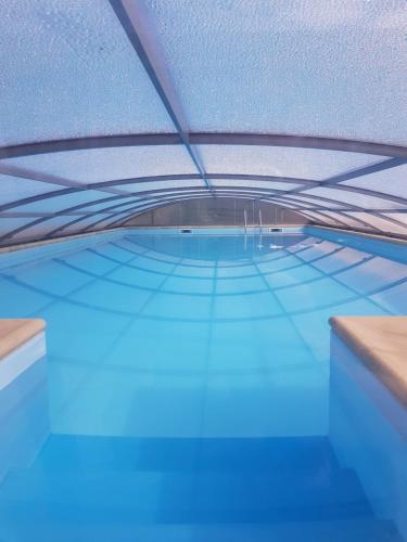 Skats, Ty Grain de Sel : logement privatif avec piscine, jardin et patio in Chauve