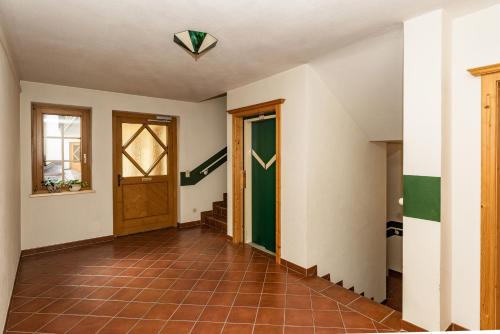 Deluxe Four-Bedroom Apartment image 10