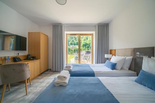 3 twin beds