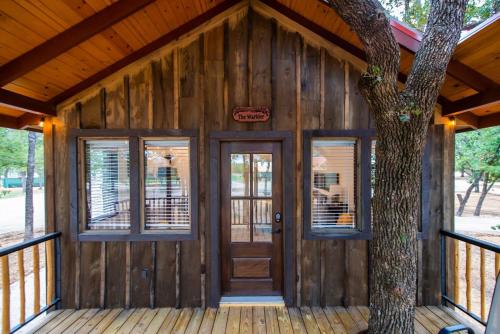 The Warbler Treehouse 15 MIn to Magnolia Baylor