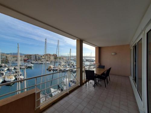 CAP HERMES Vue PORT T2 40m2 climatise 4 personnes - Location saisonnière - Fréjus