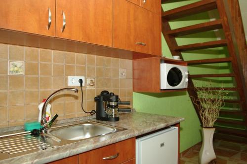 keuken, Nefelejcs Apartman in Ovaros