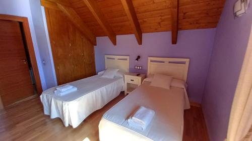 2 twin beds