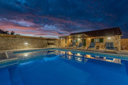 Peldbaseins, Villa Fenix ZadarVillas in Smilcic