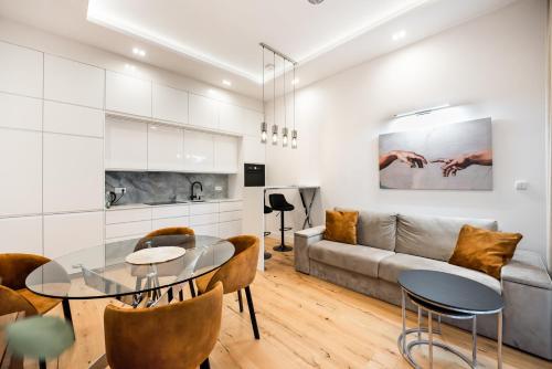 Złota Sophisticated Apartment by BookingHost, Varsovia