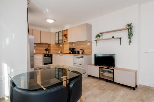 Modernly-furnished Apartments on Aldomirovska Str