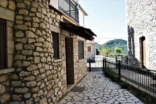 ระเบียง/ชานเรือน, Stonehouse dome Lagadia in ลักคาเดีย (อาร์คัดเดีย)