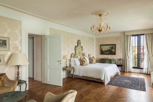 Signature Suite with Balcony and Lagoon View (Cipriani)