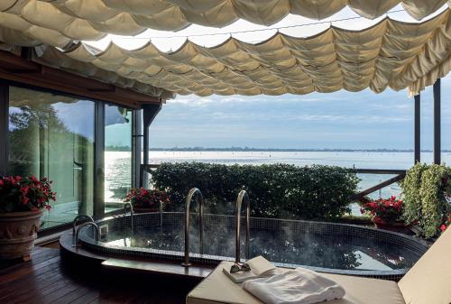 Signature Suite with Plunge Pool and Lagoon View (Palladio)