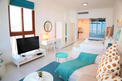 Luxury on the Palm with Marina view balcony