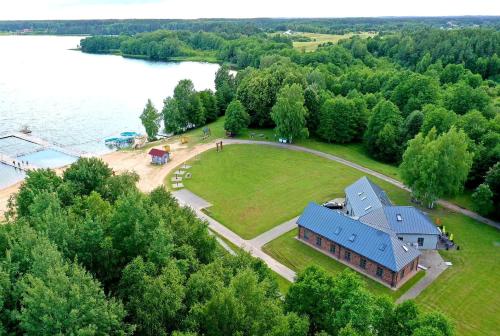 Lake & Library Hotel