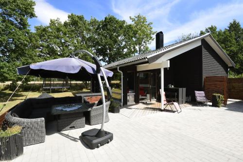 Nice holiday home with outdoor pool in Lottorp, Oland