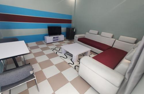 ห้องส่วนกลางสำหรับนั่งเล่น/ดูทีวี, Residence MaryHouse - Free Breakfast and Taxi From Airport in โคโตนู