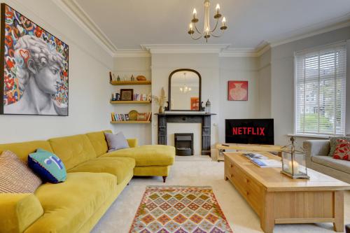 Picture of Stylish 2 Bedroom Maisonette With Parking