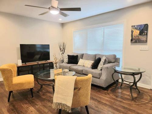 Refreshed!! Private 4BRMs 2 Bath - 2 King Beds!! in Smyrna, USA