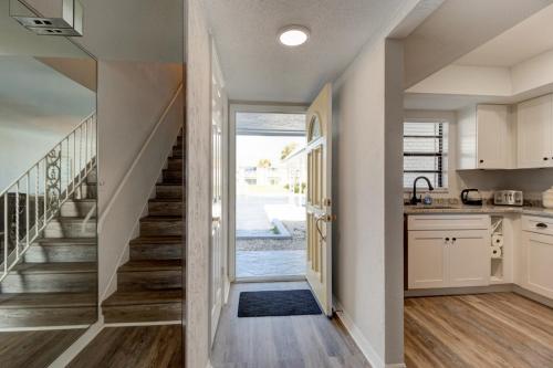 Entrance, Yellow Sunshine Oceanfront Townhouse, Private Balcony in Ponce Inlet (FL)