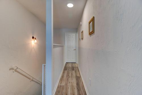 Yellow Sunshine Oceanfront Townhouse, Private Balcony in Ponce Inlet, USA