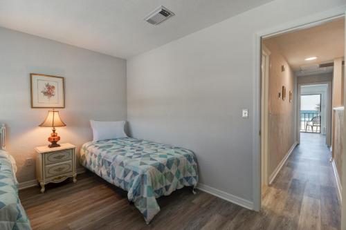 Yellow Sunshine Oceanfront Townhouse, Private Balcony in Ponce Inlet, USA
