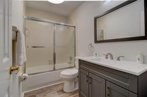 Fürdőszoba, Yellow Sunshine Oceanfront Townhouse, Private Balcony in Ponce Inlet (FL)