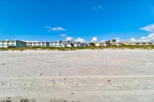 Strand, Yellow Sunshine Oceanfront Townhouse, Private Balcony in Ponce Inlet (FL)
