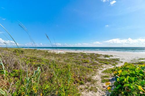 Beach, Yellow Sunshine Oceanfront Townhouse, Private Balcony in Ponce Inlet (FL)
