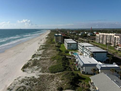 Blue Skies Oceanfront 2 bedroom townhouse in Ponce Inlet, USA