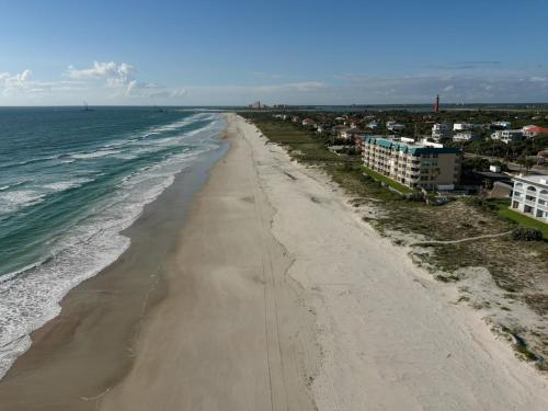 Beach, Green Palms Oceanfront 2 Bed Townhouse in Ponce Inlet (FL)