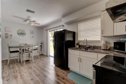 Konyha, Coquina Cabana with fenced yard and adorable decor in South Daytona (FL)