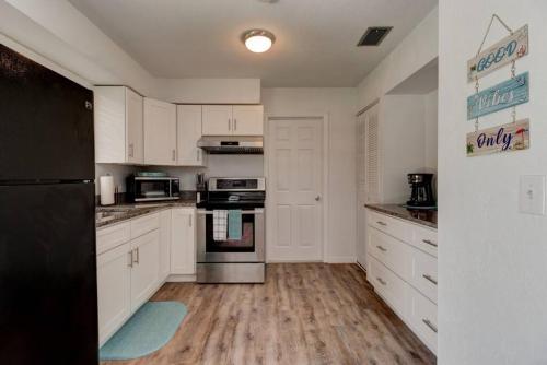 Kitchen, Coquina Cabana with fenced yard and adorable decor in South Daytona (FL)