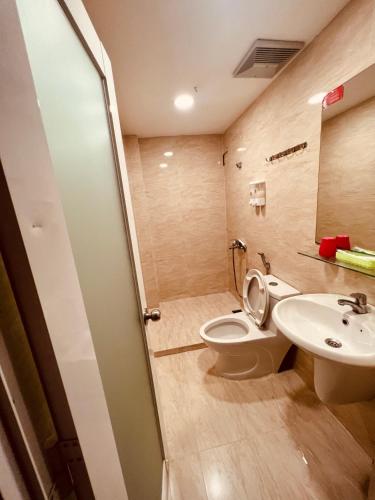 Bathroom, Hotel Thanh Long in District 8