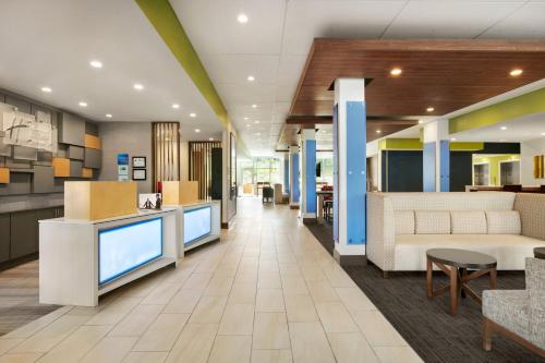 Holiday Inn Express & Suites Salisbury, an IHG Hotel