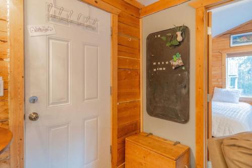 Entrance, Private Cabin With Alaskan Charm in College (AK)