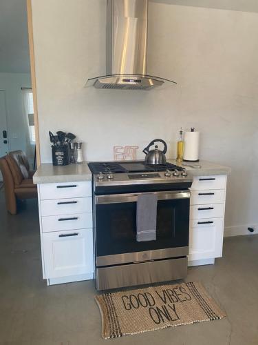 Casa Del Desierto - Panoramic Views - Pet Friendly - Fire Pit in Joshua Tree, USA